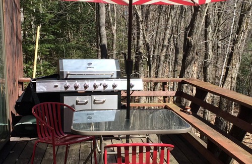 North Conway Ski Chalet | SPACIOUS CHALET -Walk to Echo lake- hiking trails all around- 5 min to skiing