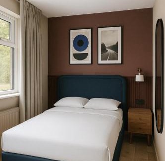 Ellesmere Port House | Spacious Chester Home Sleeps 6 Free Wi-Fi and Parking Great for Families and Contractors