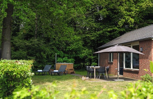 Zuna Cabin | Spacious children's cottage with treehouse beds, bubble tub, toys and a fun theme!