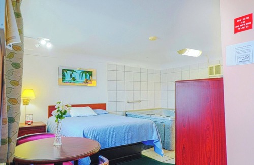Bay City Hotel | Spacious Comfort Near Downtown Bay City – Ideal for Sightseeing & Relaxation