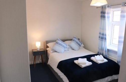 Chapeltown Apartment | Spacious & Comfortable 3 Bedroom House - FREE WiFi & FREE Parking