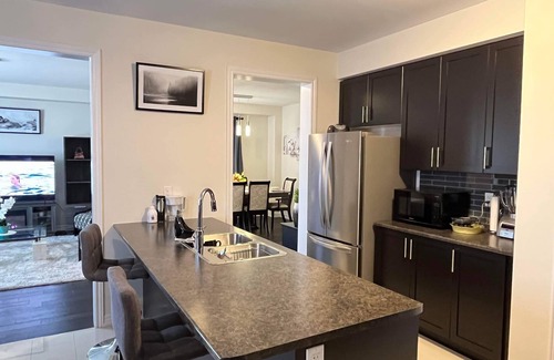 Niagara Falls House | Spacious ,comfy house less than 15 mins drive to Niagara Falls and Outlet Mall.