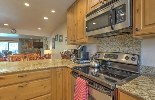 Carbondale Condo | Spacious Condo on Golf Course w/Fireplace, Firepit, Patio and 2 Fishing Badges!