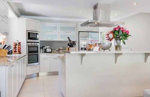 Constantia House | Spacious Constantia family home