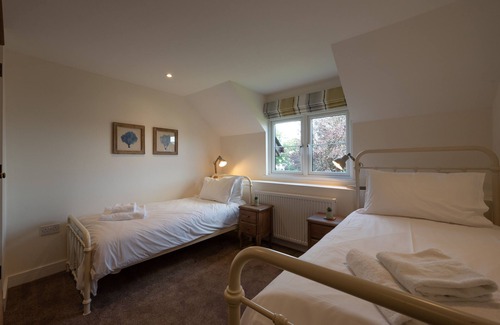 West Down House | Spacious converted barn with large garden and hot tub - 10mn from surfing beach!