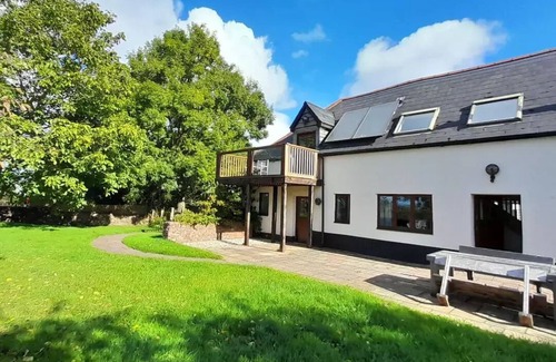 Cullompton House | Spacious Converted Barn on a Flower Farm, Devon Countryside, Family Friendly