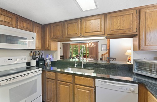West Dover House | Spacious Corner Townhouse from Mt. Snow! Private hot tub!