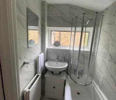 Harlow House | Spacious & cosy home in Harlow, ideal for contractors & relocators