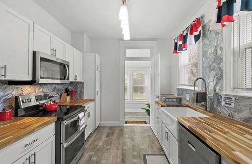 St. Louis House | Spacious Cottage near Airport, Hospitals, & HWYs
