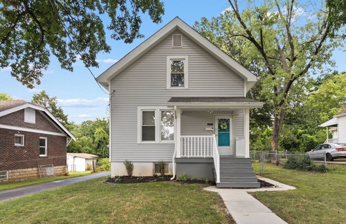 St. Louis House | Spacious Cottage near Airport, Hospitals, & HWYs