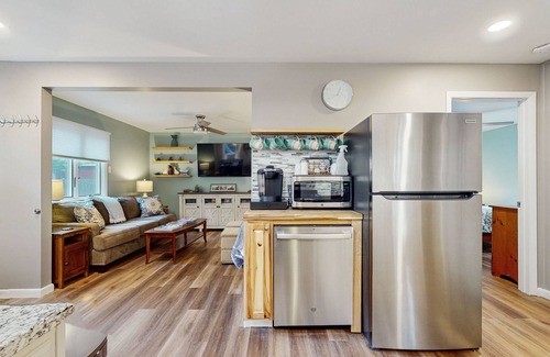 Gloversville Cottage | Spacious cottage with deck, kayaks, private beach - in ADK Park