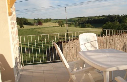 Chirassimont Cottage | Spacious Countryside Retreat: 6 Bedrooms, Fireplace, Pet-Friendly, Near Lyon and Roanne