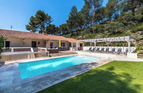 Velaux Apartment | Spacious Countryside Villa with Heated Pool – Peaceful & Family-Friendly