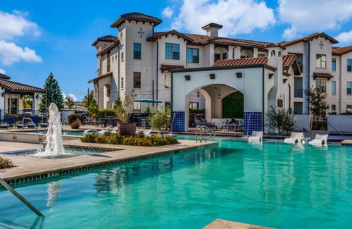 McNeil Apartment | Spacious Cozysuites on I-35 w Pool and Parking 04