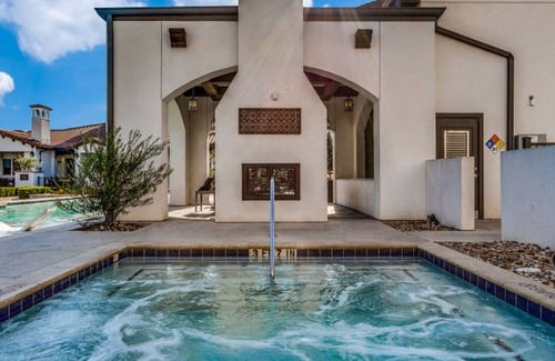 McNeil Apartment | Spacious Cozysuites on I-35 w Pool and Parking 04