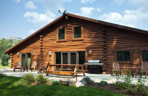 Emigrant House | Spacious Creekside Lodge in Emigrant - 20 minutes to Yellowstone Entrance!