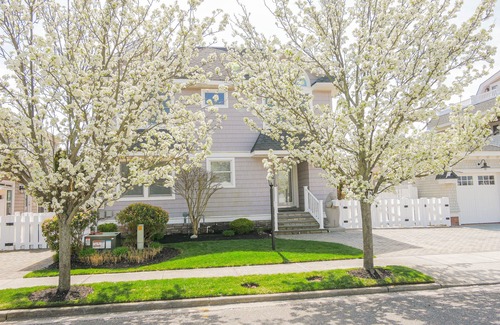 Avalon House | Spacious Custom Home: everything Avalon offers: Beach, Pool, Tennis, Hot Tub!