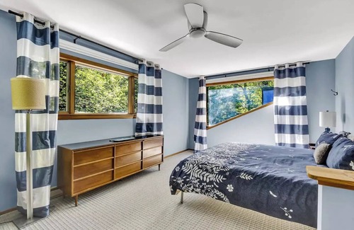 Bushkill Cabin | Spacious "Design Lodge" In Woods - Bushkill