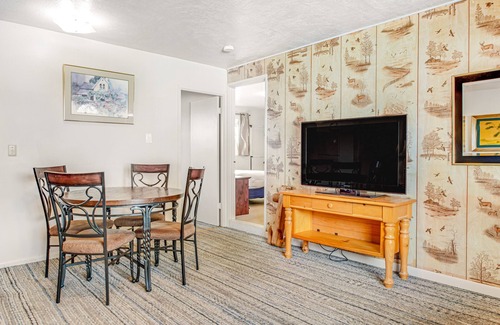 Westport House | Spacious, dog-friendly getaway with fast WiFi & a full kitchen - near the beach