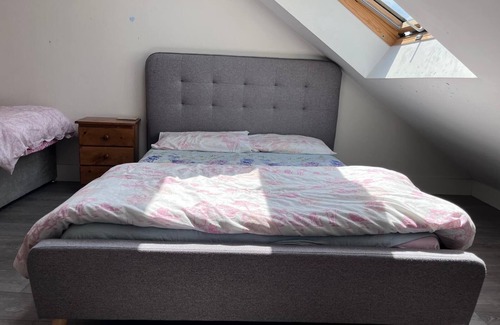 Dublin Bed & Breakfast | Spacious Double Bedroom with Ensuite Bathroom Available to Rent - Females only