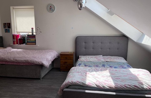 Dublin Bed & Breakfast | Spacious Double Bedroom with Ensuite Bathroom Available to Rent - Females only