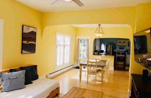 Pray House | Spacious Downtown 2 Bdrm House