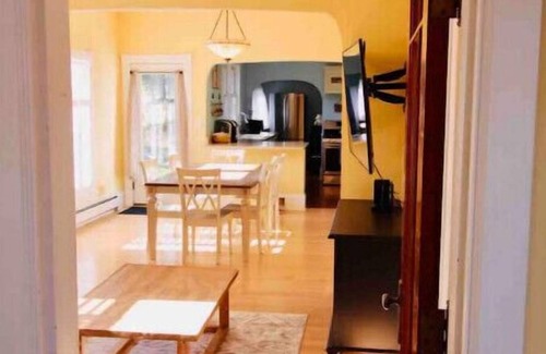 Pray House | Spacious Downtown 2 Bdrm House