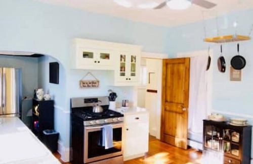 Pray House | Spacious Downtown 2 Bdrm House