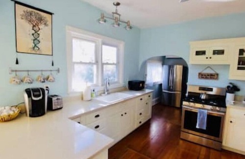 Pray House | Spacious Downtown 2 Bdrm House