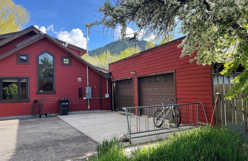 Jackson House | Spacious E. Jackson home with "Hike-In Hike-Out" access to Cache Creek Trails!