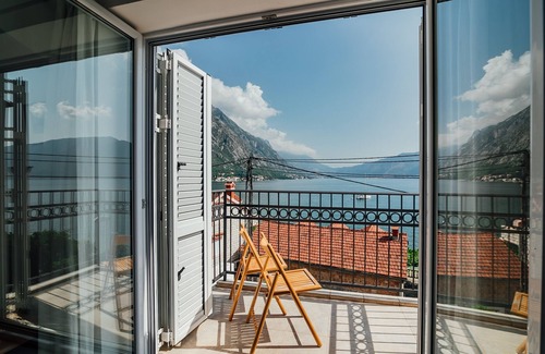 Orahovac House | Spacious Family 4BR Seaside House, Fantastic Sea Views, 20 Meters to Beach