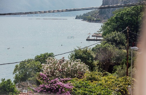 Orahovac House | Spacious Family 4BR Seaside House, Fantastic Sea Views, 20 Meters to Beach