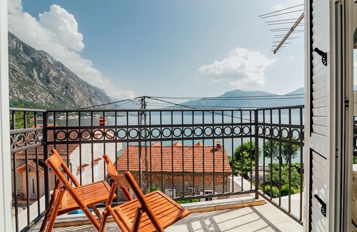 Orahovac House | Spacious Family 4BR Seaside House, Fantastic Sea Views, 20 Meters to Beach