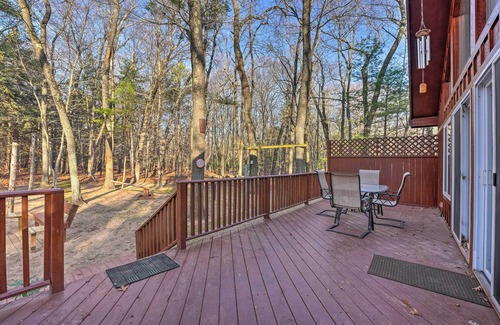 Montague Cabin | Spacious Family Escape: Walk to Lake Michigan!