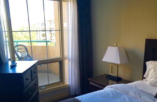 Kelowna Central Business District Condo | Spacious Family Friendly 2 Bedroom Vacation Suite on the Lake
