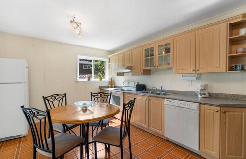 Applewood House | Spacious Family Home | Games, Netflix & Backyard