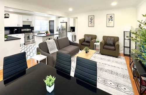 Skokie House | Spacious Family Home, 8bd Gem In A Prime Location!