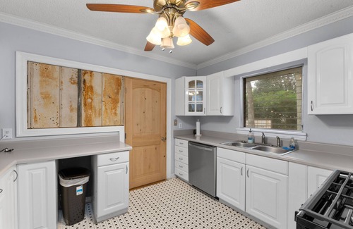 Mobile House | Spacious Family Home—Midtown Mobile; Huge Backyard; Pet friendly