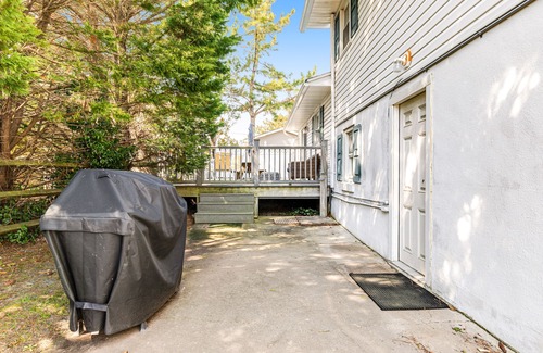 Little Salisbury House | Spacious Family Home with Full Kitchen & Deck - Close to the Beach