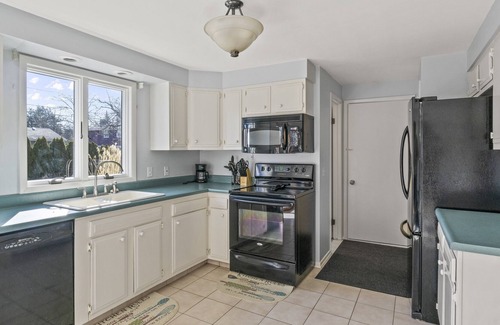 Greece House | Spacious Family Oasis! 4bed 2.5ba