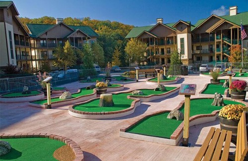 Sevierville Resort | Spacious Family Resort close to Titanic Museum and Dollywood with 4 Saltwater pools