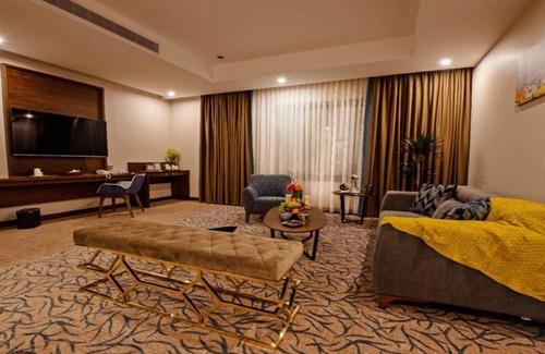 Palestine Street House | Spacious Family Suite in Sunday Emerald