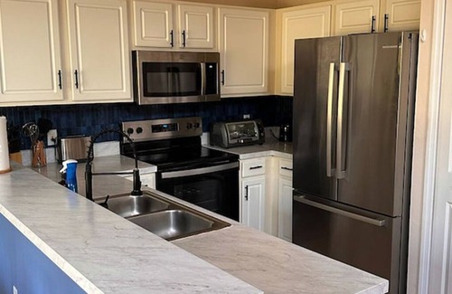 Windwood Bay House | Spacious Family Vacation Retreat. 3 BDR House. Pool, 15 Min to Disney and Parks.