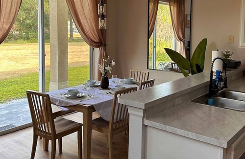 Windwood Bay House | Spacious Family Vacation Retreat. 3 BDR House. Pool, 15 Min to Disney and Parks.