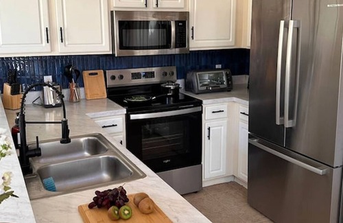 Windwood Bay House | Spacious Family Vacation Retreat. 3 BDR House. Pool, 15 Min to Disney and Parks.