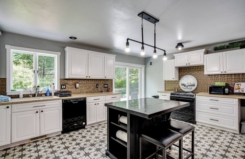 Chilton Villa | Spacious Family Villa w/Decks in Chilton!