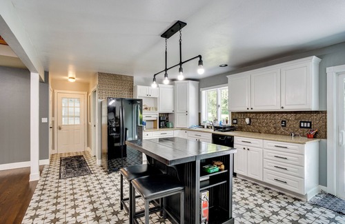 Chilton Villa | Spacious Family Villa w/Decks in Chilton!