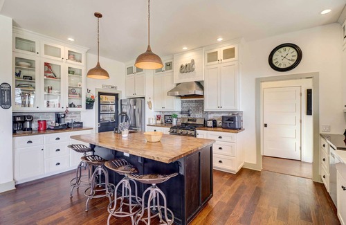 Harrison House | Spacious Farmhouse Near Hikes & Waterfalls