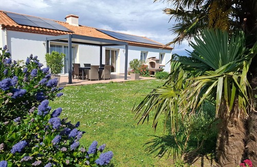 Brem Sur Mer Cottage | Spacious Farmhouse with Wi-Fi, Terraces, and Lake Access