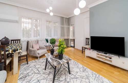 Muratpasa Apartment | Spacious Flat with Backyard in Muratpasa